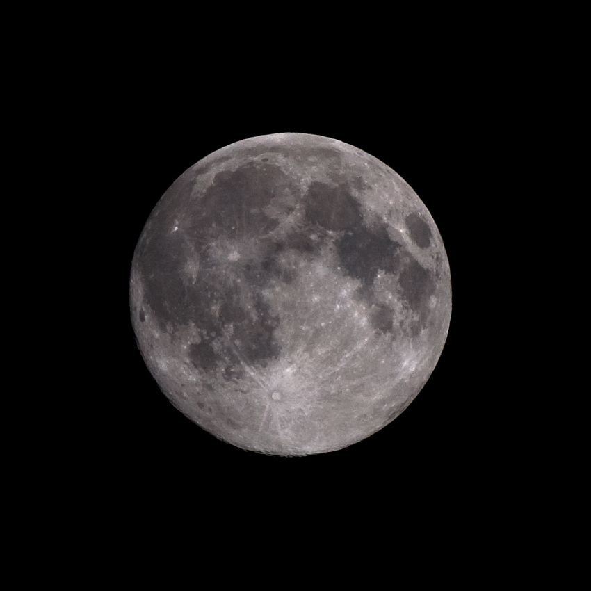 Moon at 300mm, perfect focus